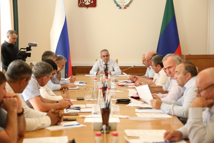 Под руководством Наримана Абдулмуталибова рассмотрены вопросы недопущения заноса в Дагестан вируса оспы и ящура сельхозживотных
