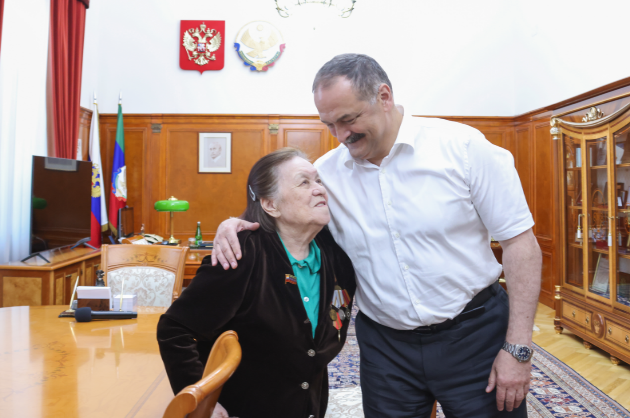 Сергей Меликов встретился с ветераном Великой Отечественной войны Валентиной Овериной