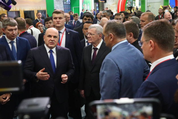 Стенд Дагестана на Кавказском инвестиционном форуме посетил Михаил Мишустин