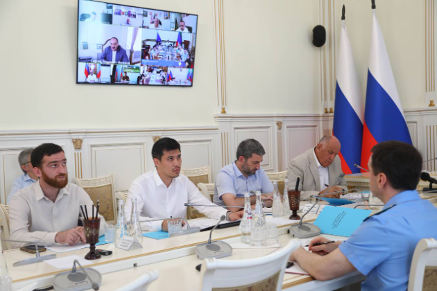 Сергей Меликов провел заседание Правительственной комиссии по незаконному строительству в Дагестане