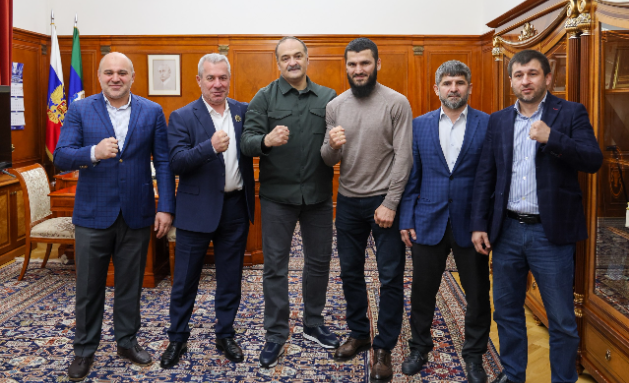 Сергей Меликов встретился с чемпионом мира по боксу Артуром Бетербиевым