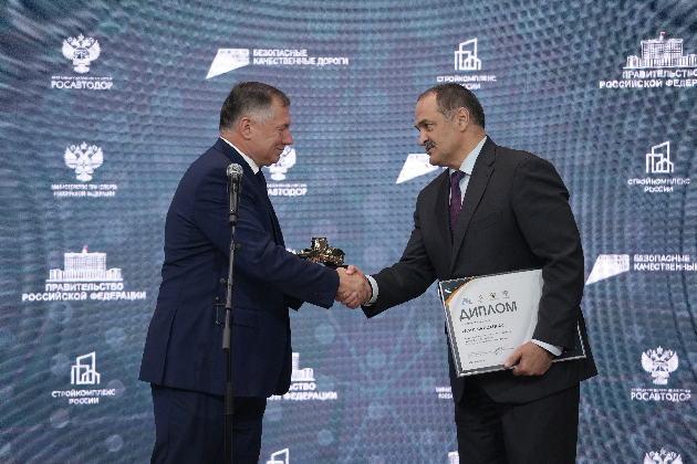 Марат Хуснуллин вручил Сергею Меликову символический «Золотой каток»