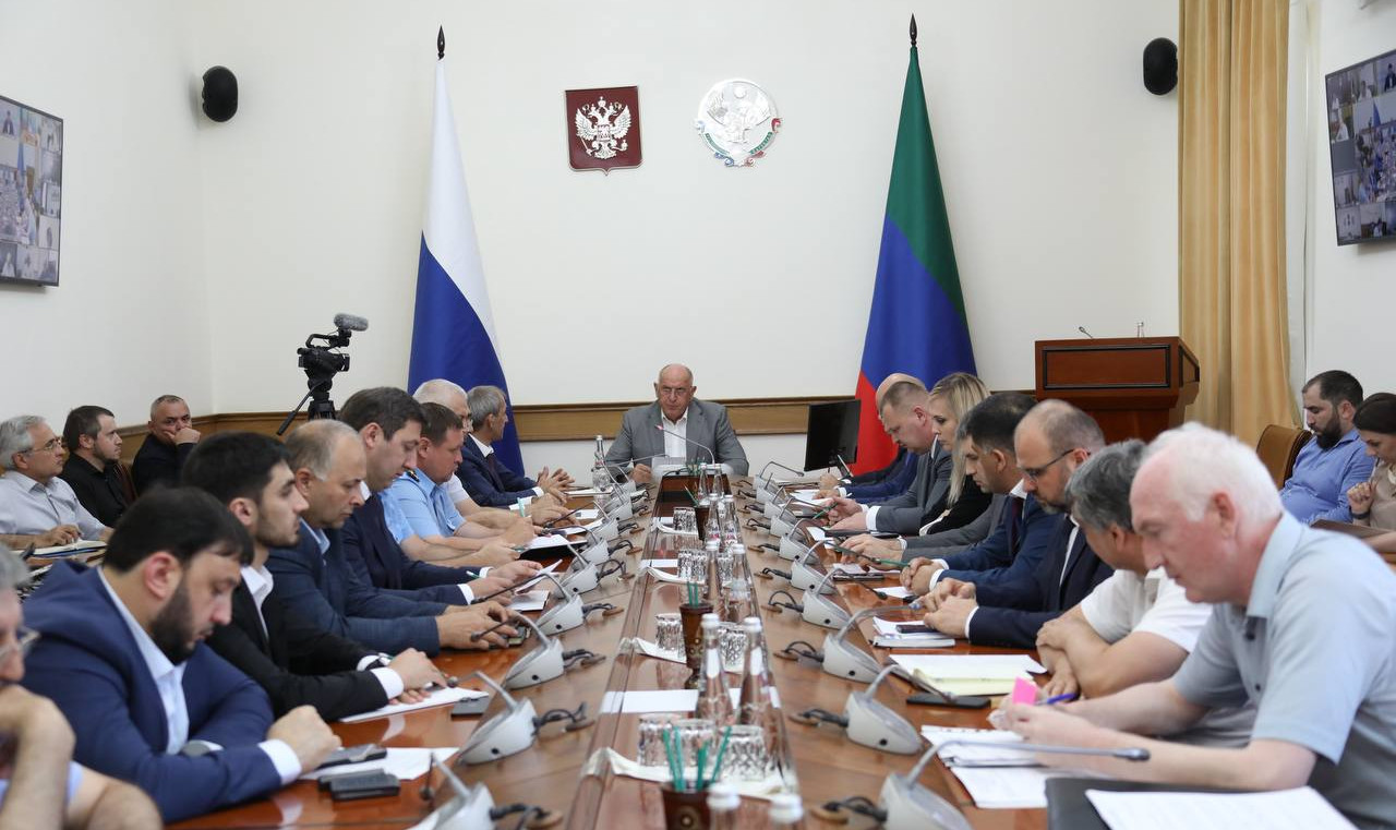 Абдулмуслим Абдулмуслимов провел совещание по вопросу задолженности за пользование водными объектами