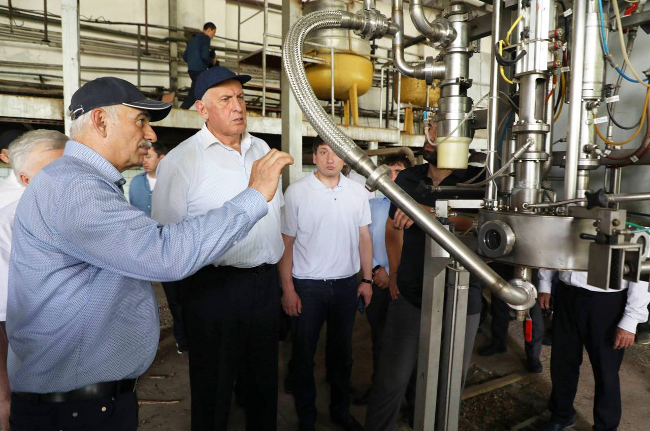 Абдулмуслим Абдулмуслимов осмотрел ход модернизации линии приема и переработки абрикоса в ООО «Чиркатинский консервный завод»