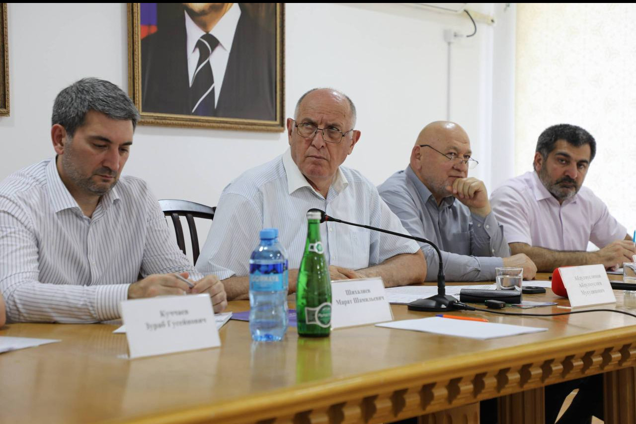 Абдулмуслим Абдулмуслимов провел совещание о перспективах развития консервной промышленности в горной зоне Дагестана