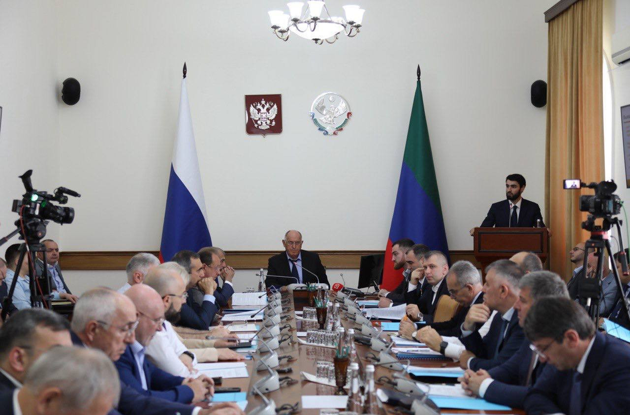 Под руководством Абдулмуслима Абдулмуслимова рассмотрели результаты мероприятий по соблюдению санитарных норм на объектах общественного питания