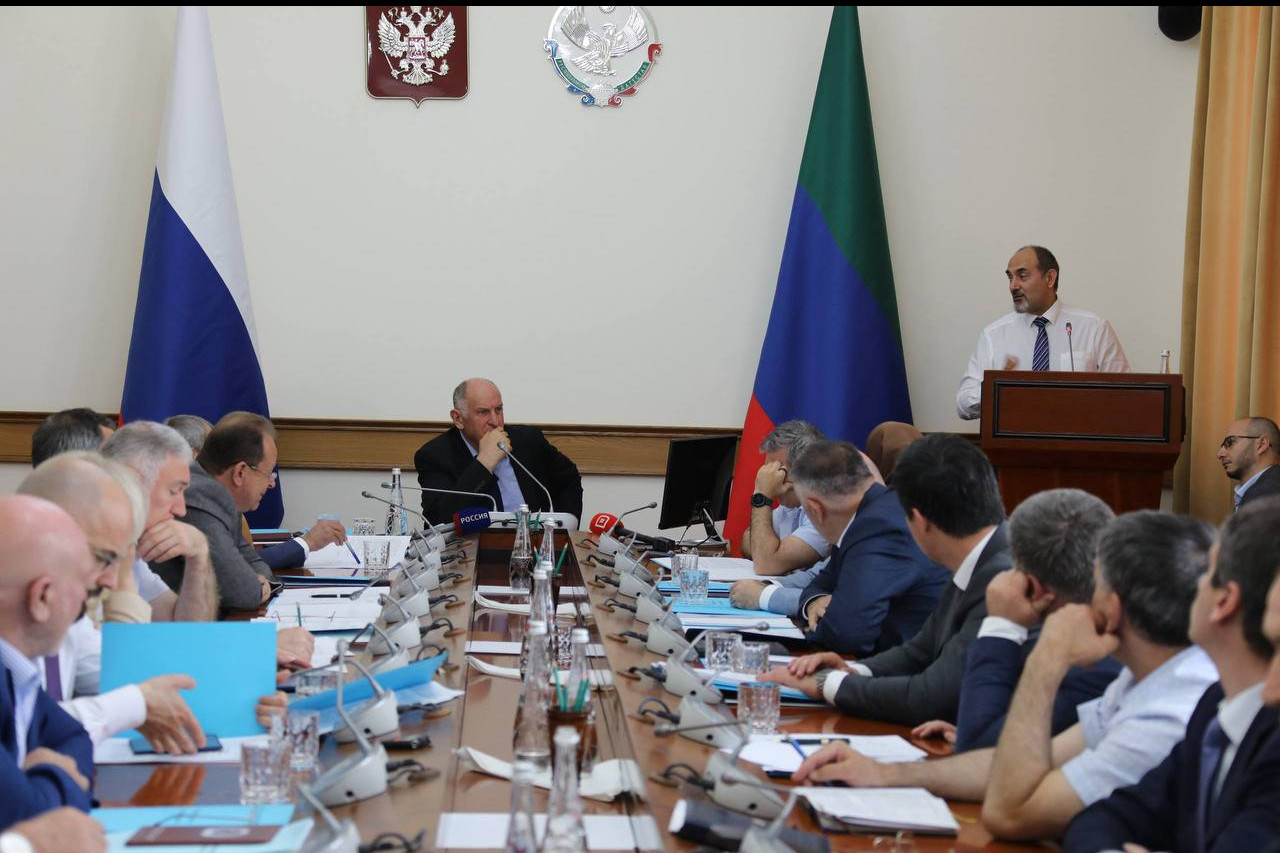 Под руководством Абдулмуслима Абдулмуслимова обсудили вопрос подготовки кадров для машиностроительного комплекса