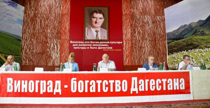 Абдулмуслим Абдулмуслимов провел совещание по вопросам уборки и переработки винограда