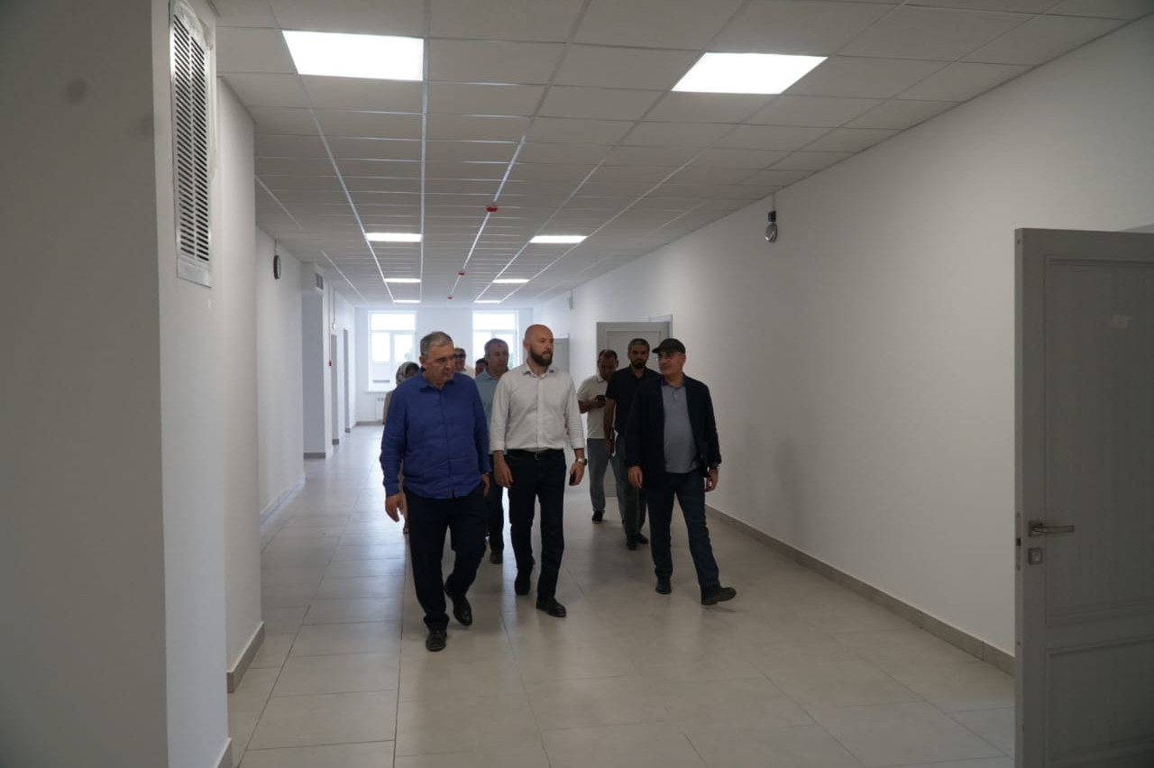 Нариман Абдулмуталибов и Мухтарбий Аджеков ознакомились с ходом строительства школ в Ногайском районе