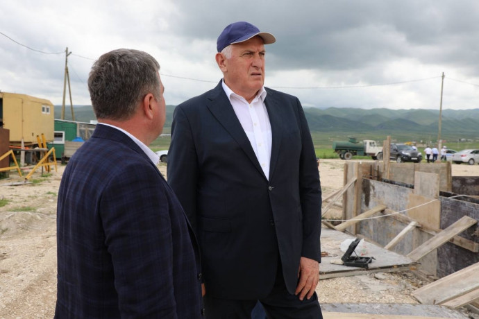 Абдулмуслим Абдулмуслимов ознакомился с ходом строительства овощехранилища на 1,5 тысячи тонн в Левашинском районе