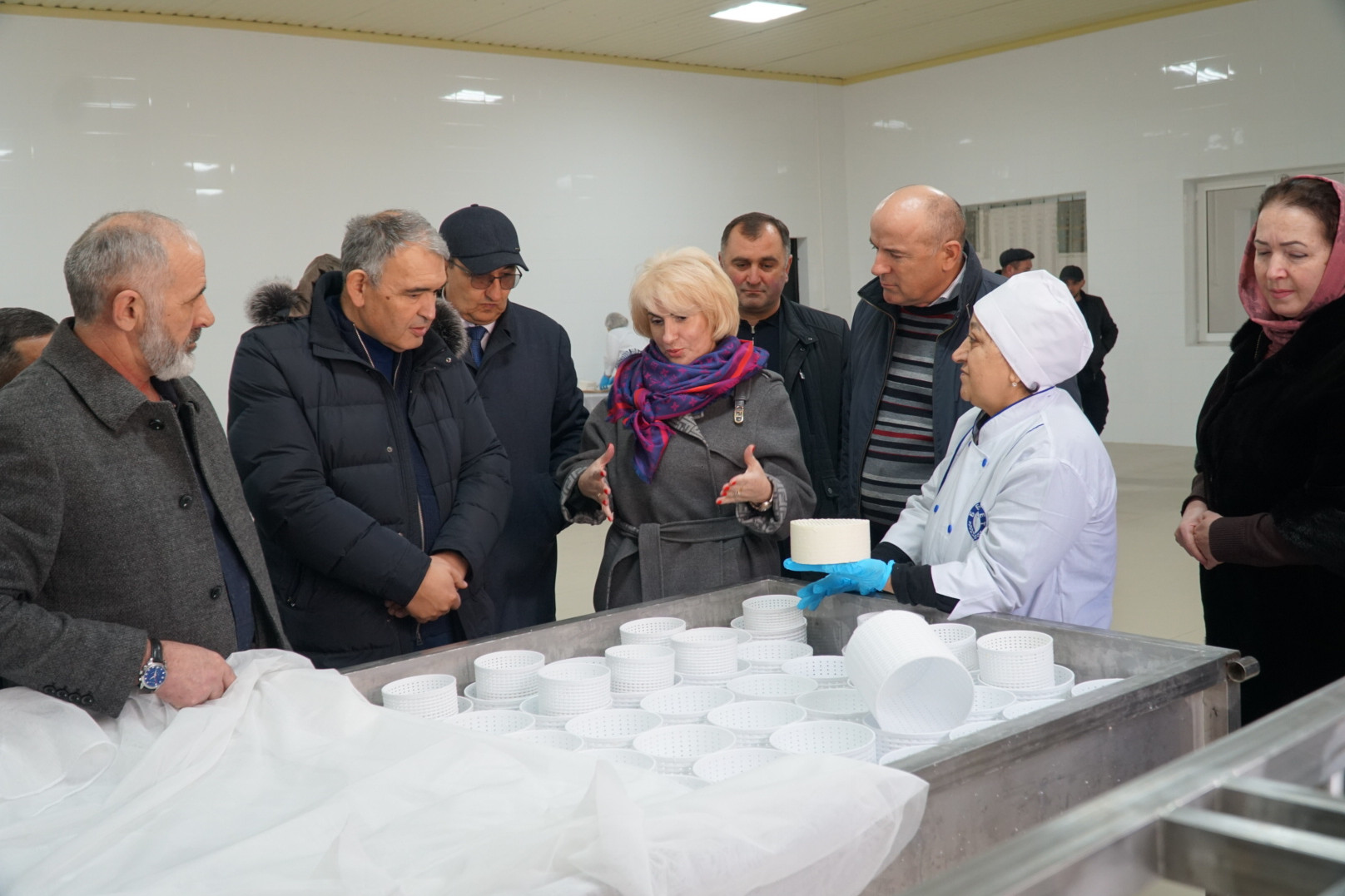 Мухтарбий Аджеков побывал на крупном молокоперерабатывающем заводе в Хивском районе