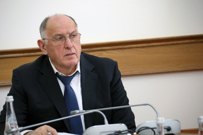 Абдулмуслим Абдулмуслимов провел совещание по вопросам налогообложения