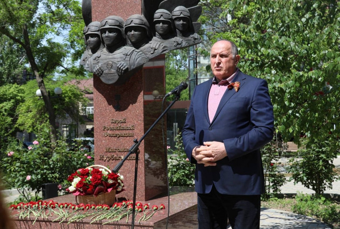 Абдулмуслим Абдулмуслимов принял участие в церемонии возложения цветов к памятнику Магомеду Нурбагандову