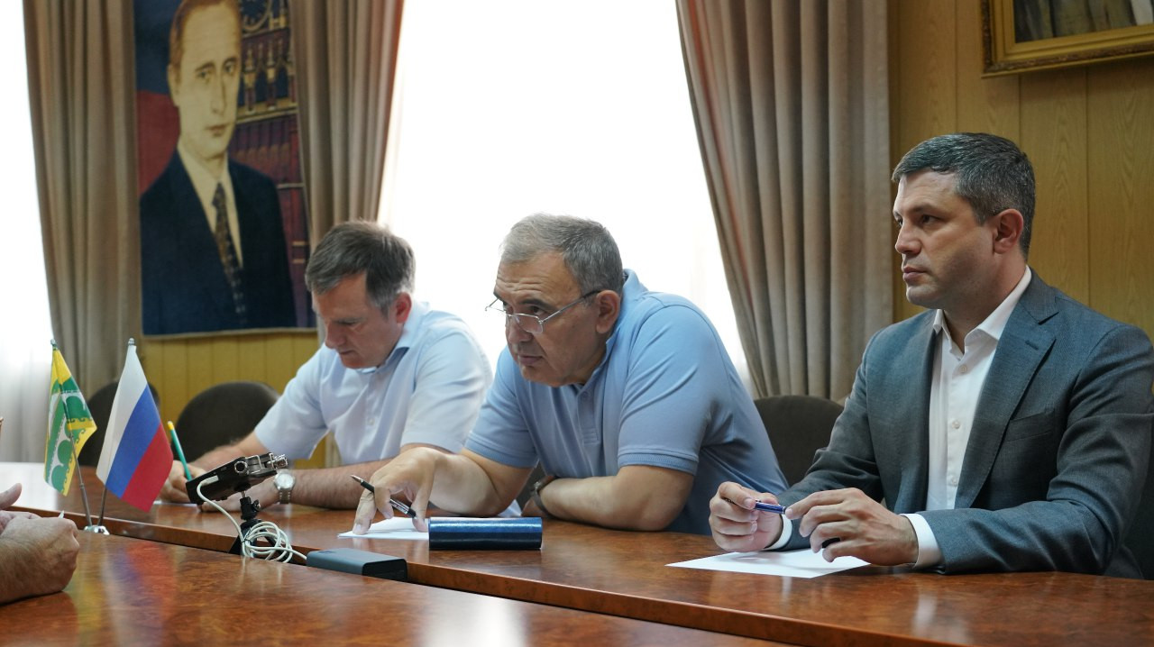 Мухтарбий Аджеков провел прием граждан в Сулейман-Стальском районе