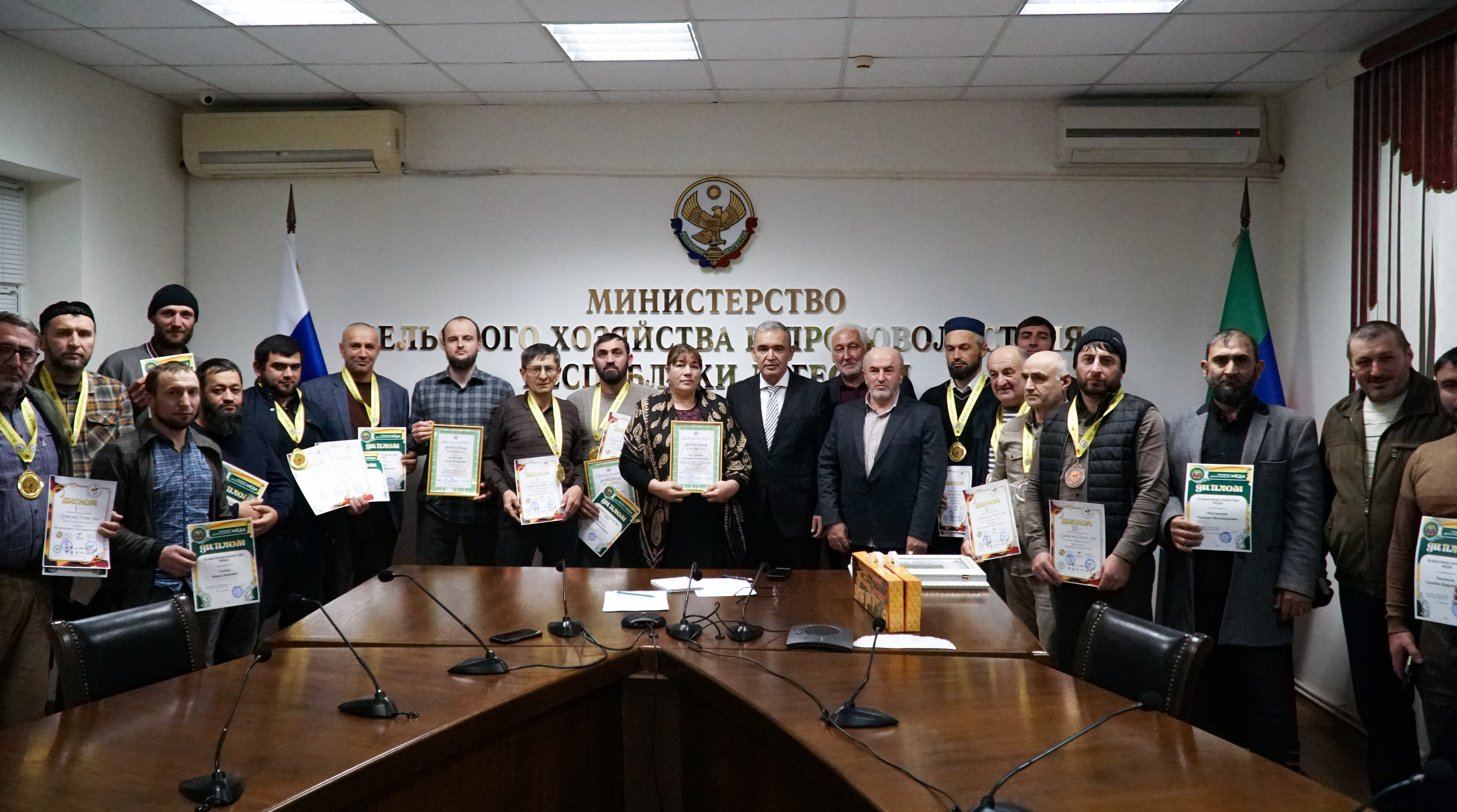 Мухтарбий Аджеков встретился с победителями Всероссийского конкурса меда