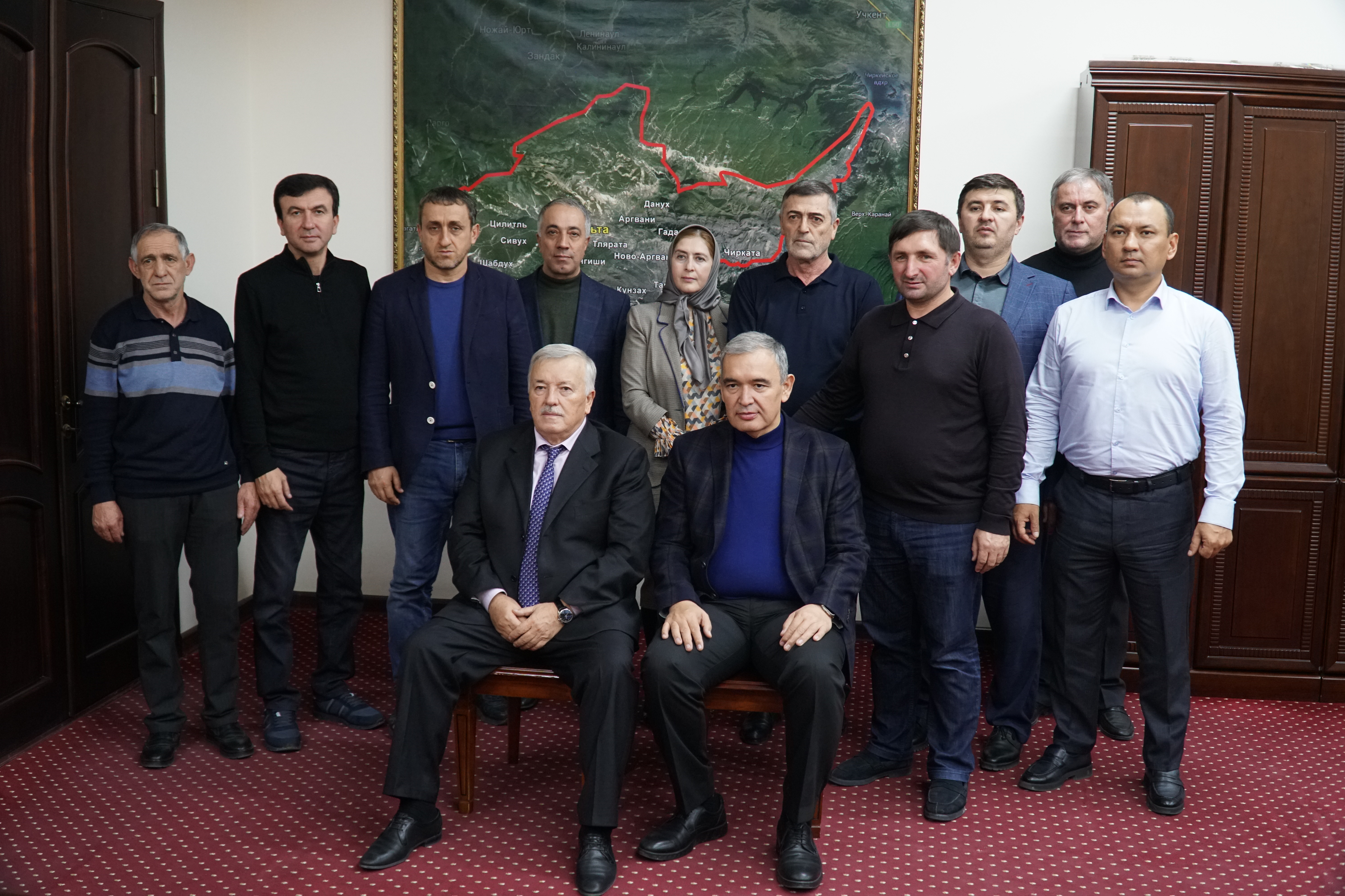 Мухтарбий Аджеков вручил награды аграриям Гумбетовского района