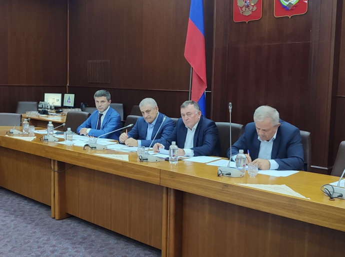 Ризван Газимагомедов провел круглый стол по вопросам развития индустрии строительных материалов