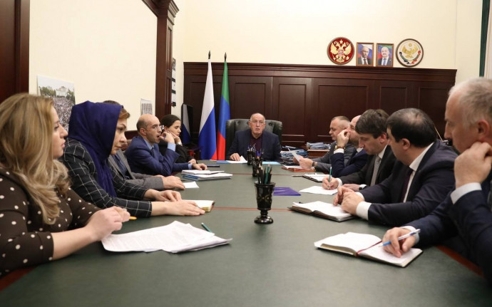 Абдулмуслим Абдулмуслимов провел совещание по подготовке мероприятия ко Дню работника сельского хозяйства и перерабатывающей промышленности