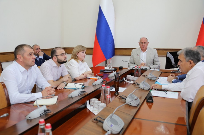 Абдулмуслим Абдулмуслимов провел совещание по вопросу проведения противосаранчевых мероприятий в Дагестане
