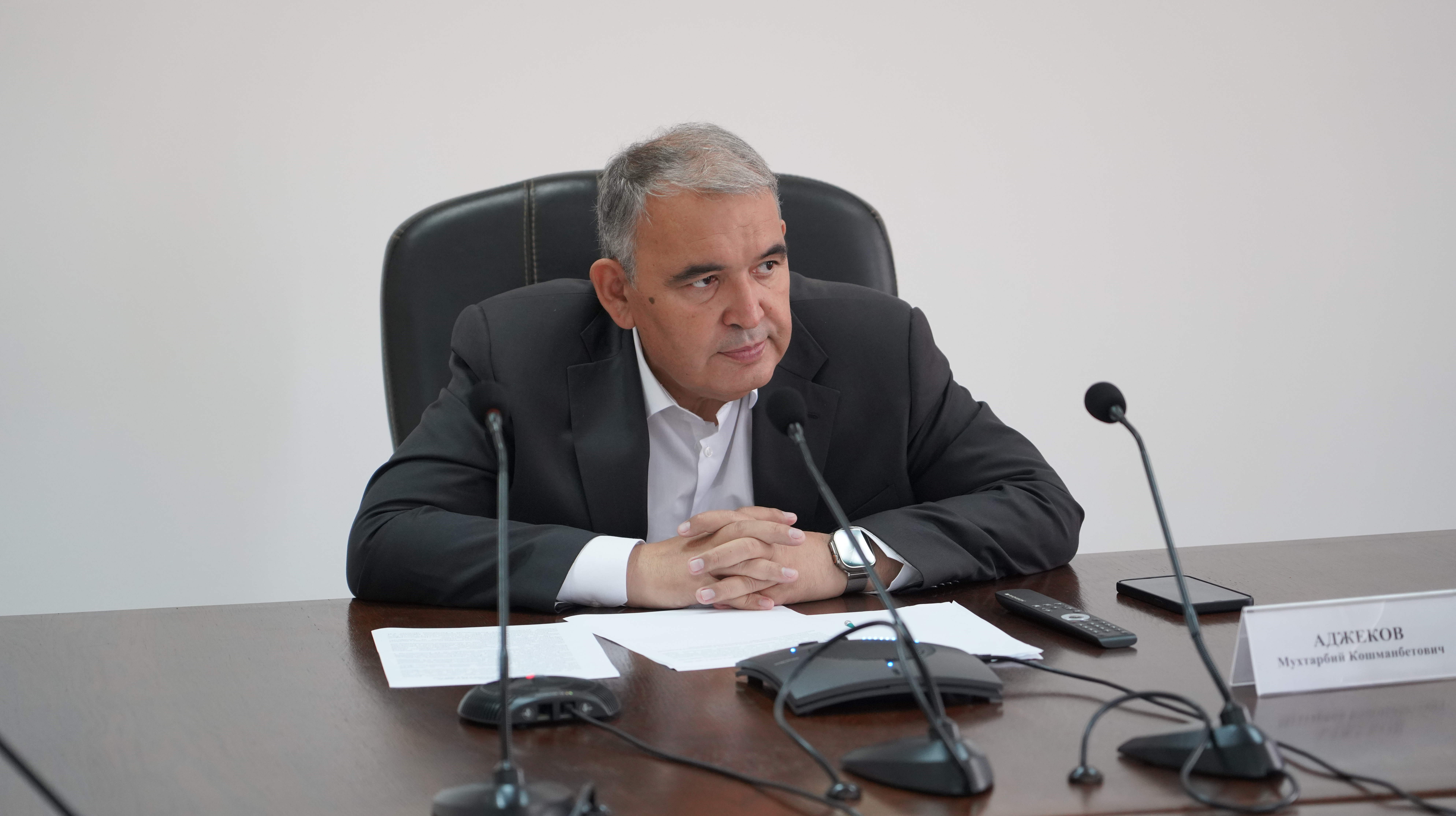 Мухтарбий Аджеков провел заседание республиканского штаба по борьбе с саранчовыми вредителями