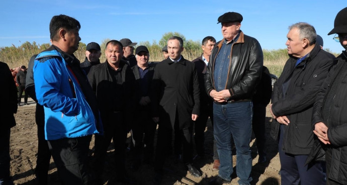 Абдулмуслим Абдулмуслимов ознакомился с ходом посадки лука в Ногайском районе