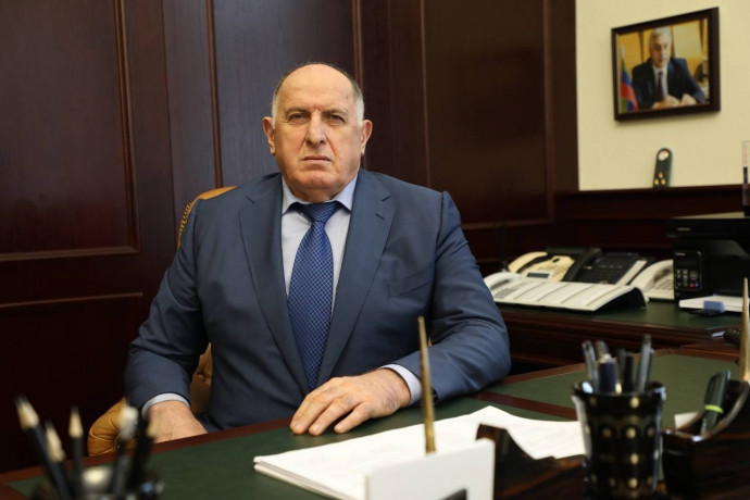 Абдулмуслим Абдулмуслимов поздравил работников сферы ЖКХ с Днем работников бытового обслуживания населения и жилищно-коммунального хозяйства