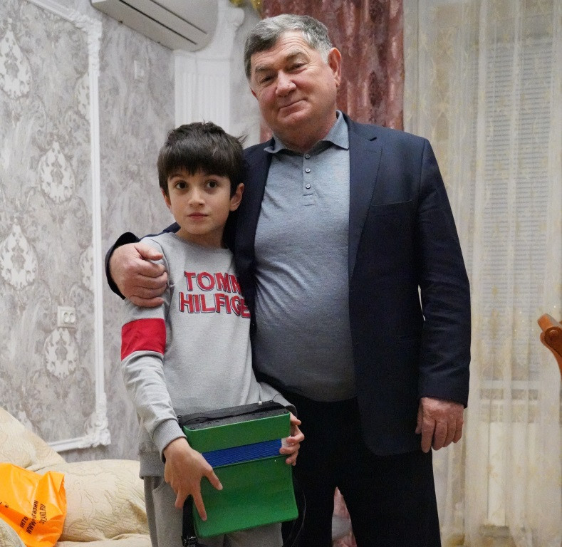Баттал Батталов исполнил новогоднюю мечту мальчика из Махачкалы