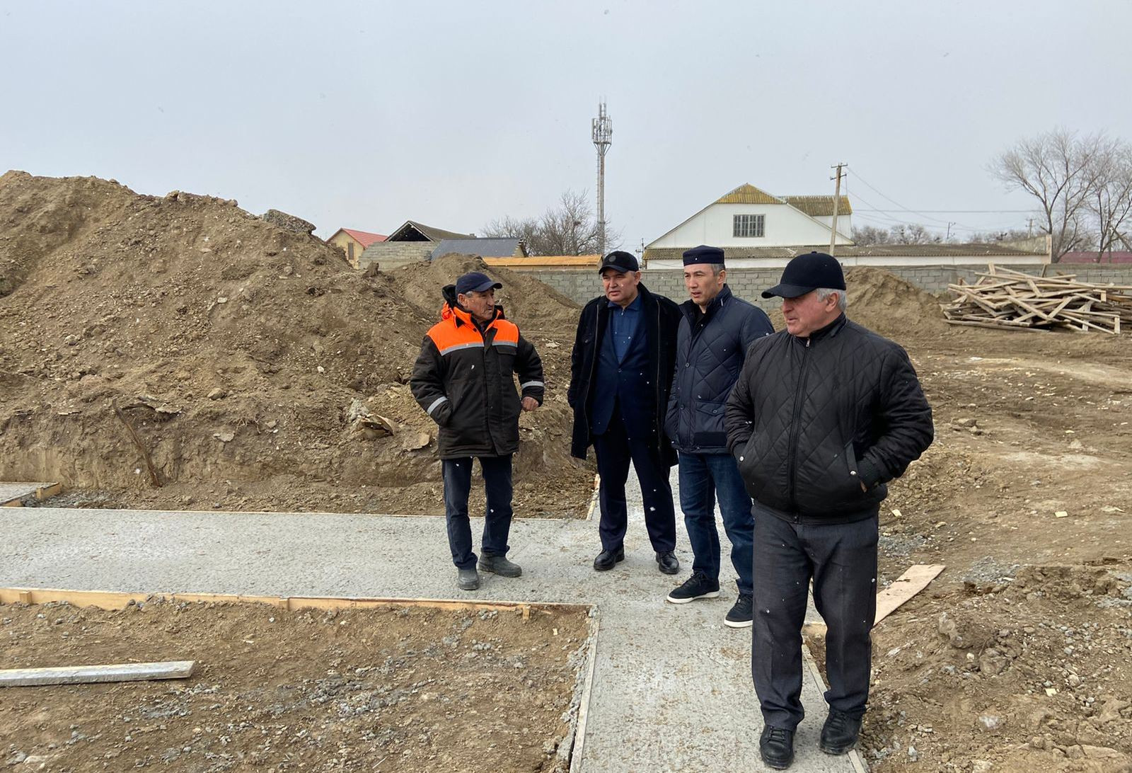 Мухтарбий Аджеков проинспектировал ход строительства школы в Ногайском районе