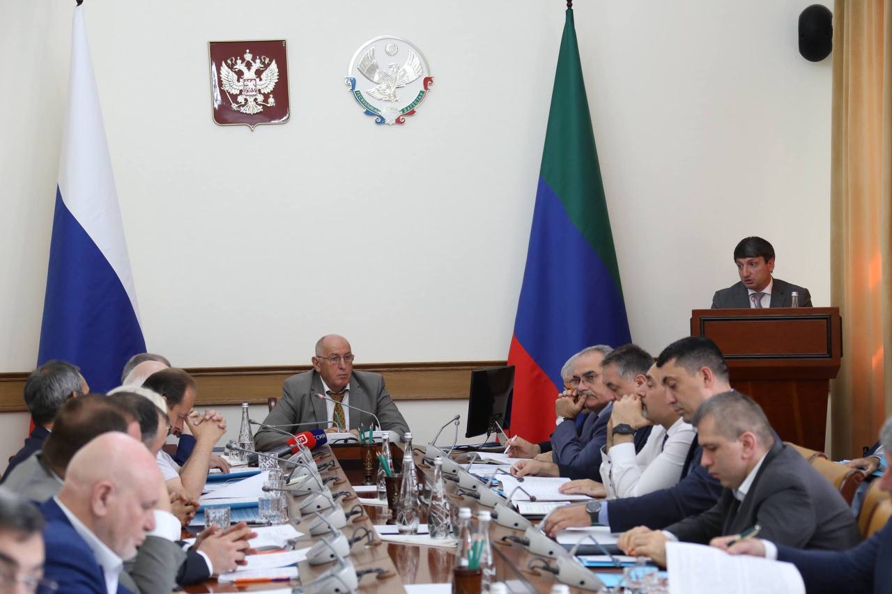 Под руководством Абдулмуслима Абдулмуслимова обсудили меры по противодействию коррупции в АПК, строительстве и ЖКХ