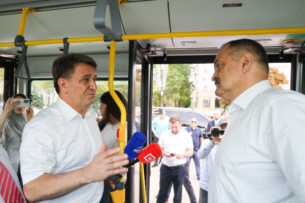 Сергей Меликов осмотрел новые автобусы, которые отправяются по маршруту Махачкала-Каспийск